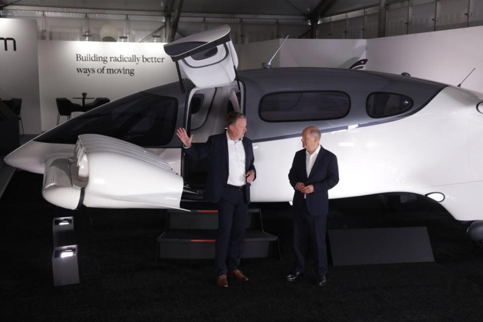 Olaf Scholz besuchte Lilium und ließ sich von CEO Klaus Roewe das Flugtaxi zeigen.  - Copyright: Sean Gallup/Getty Images