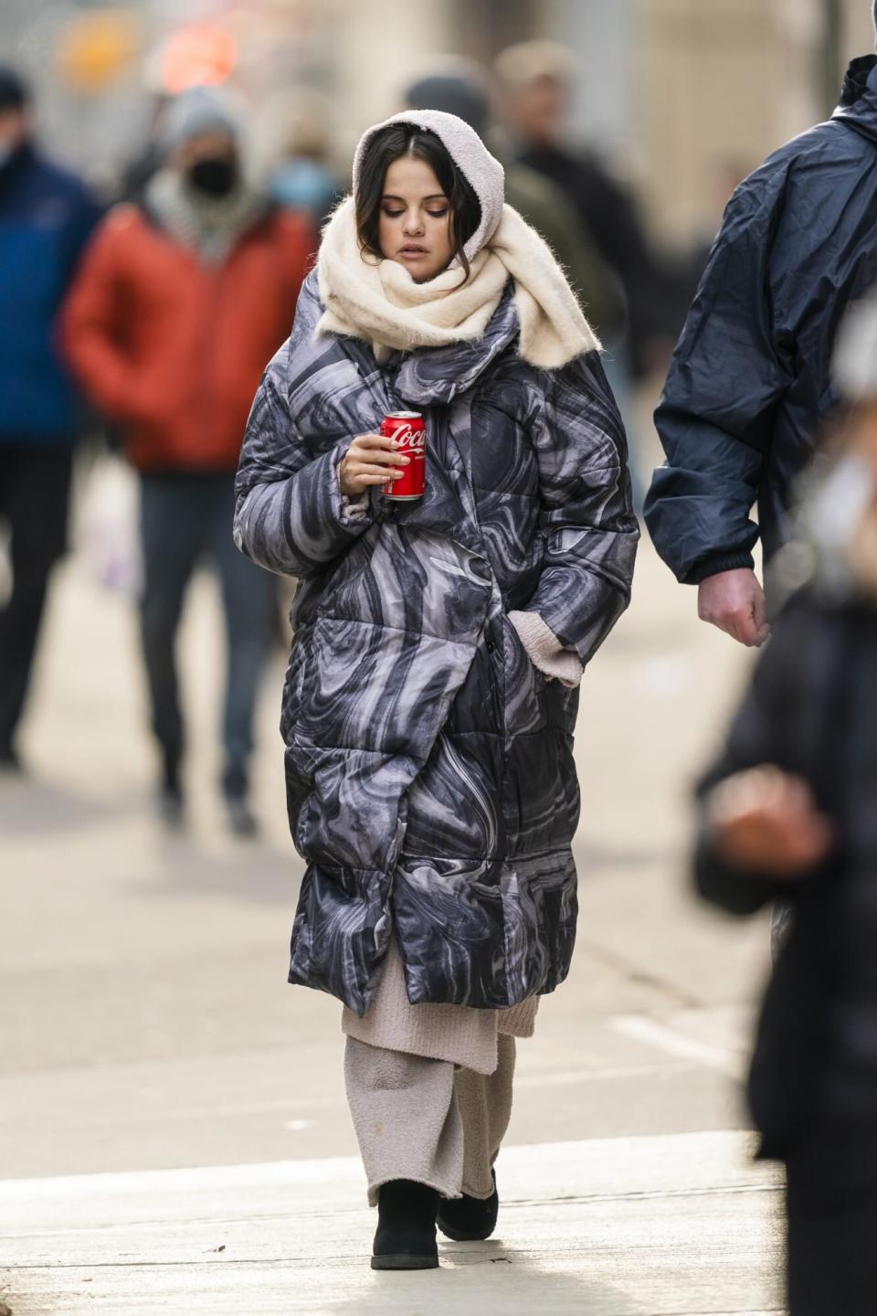 13 Times Selena Gomez's Winter Coats Made Us Say "Wow, That Looks So  Freakin' Cozy"