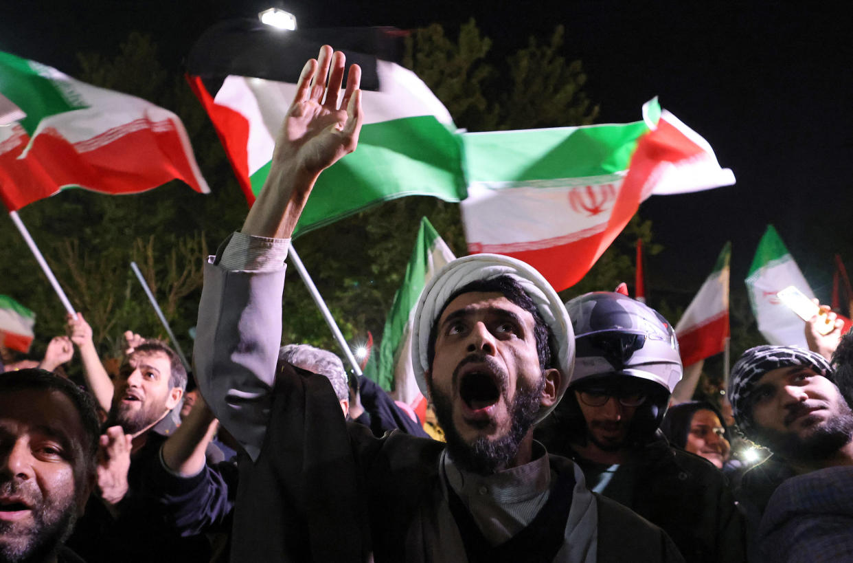 Des Iraniens sont descendus dans la rue à Téhéran (ici devant l’ambassade britannique) après l’annonce de l’attaque lancée par l’Iran sur Israël.