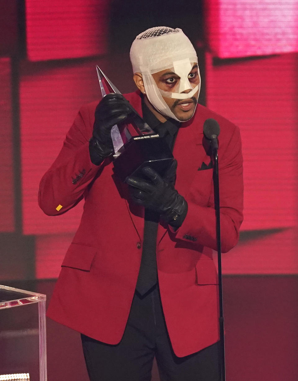 The Weeknd recibe el premio al artista masculino favorito de soul-R&B durante la ceremonia de los American Music Awards el domingo 22 de noviembre de 2020 en el Teatro Microsoft en Los Angeles. (AP Foto/Chris Pizzello)
