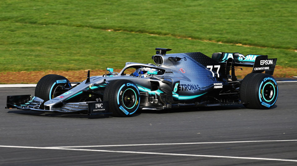 Mercedes新F1賽車W10現身Silverstone賽道