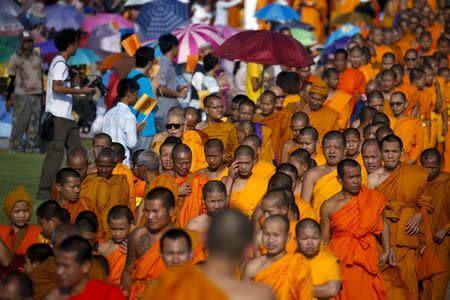 Buddhist monks take part in a protest against state interference in religious affairs at a temple in Nakhon Pathom province on the outskirts of Bangkok, Thailand, February 15, 2016. REUTERS/Athit Perawongmeth