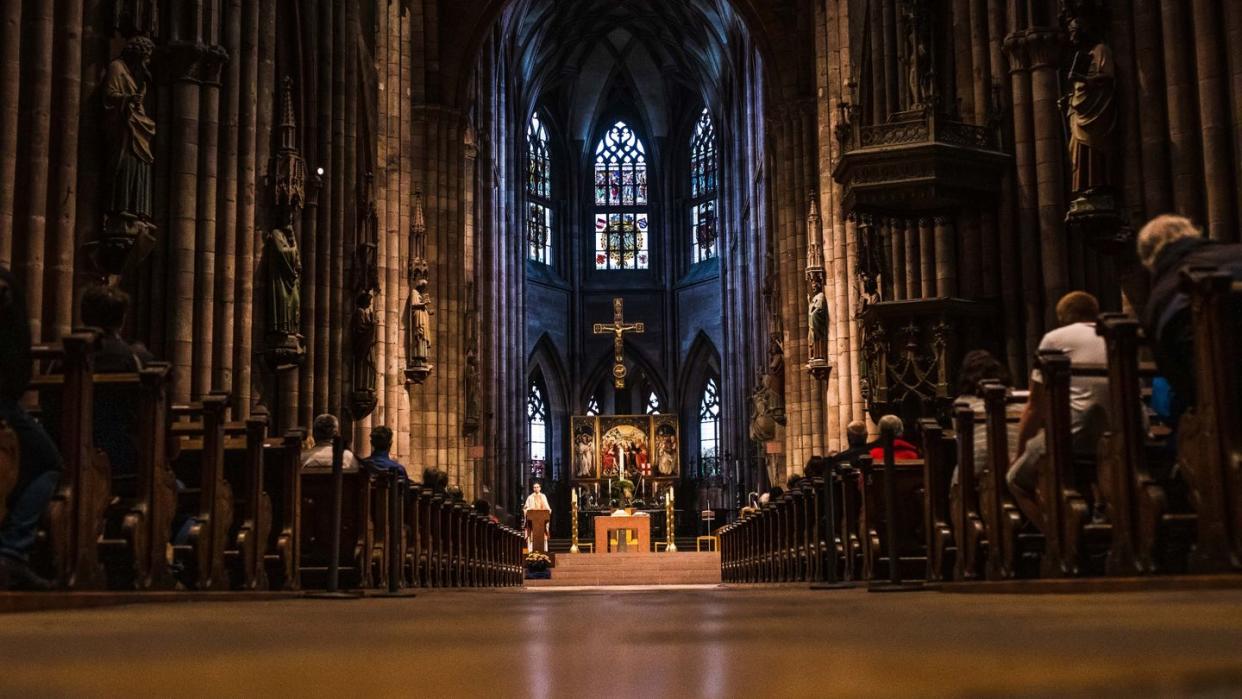 Gottesdienst in einer katholischen Kirche. Unter anderem in Köln gibt es seit Monaten eine Welle von Kirchenaustritten. (Symbolbild)