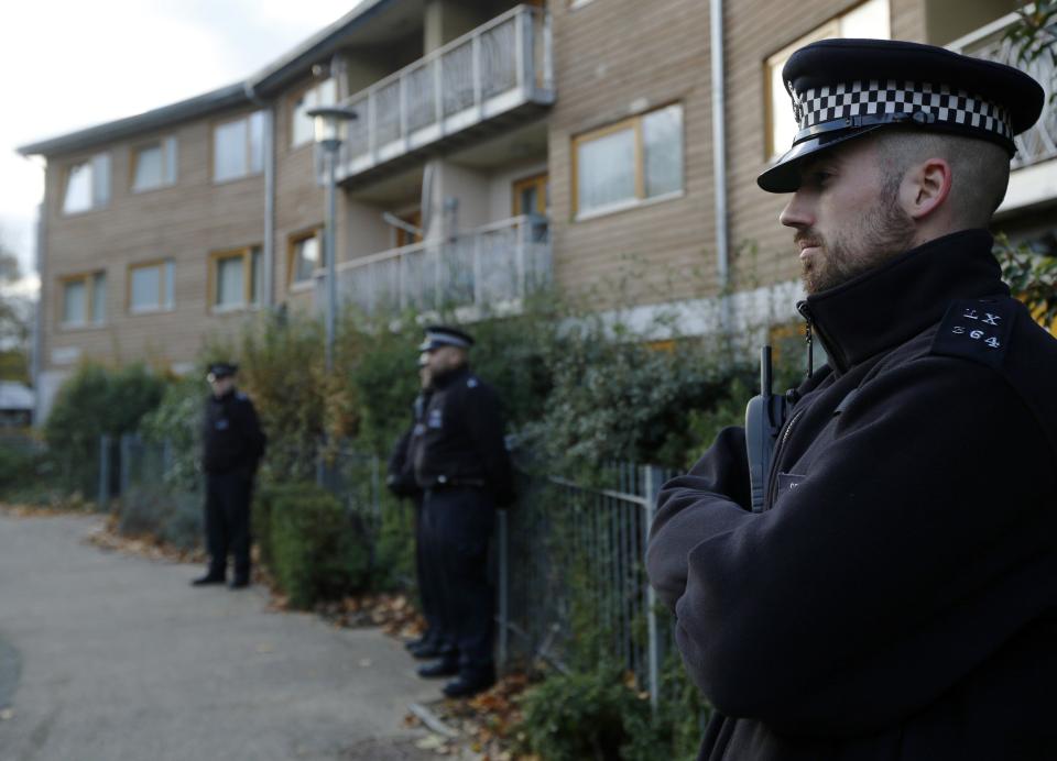 Polis Britain berkawal di depan hartanah di Lambeth, selatan London, rumah dipercayai lokasi perhambaan tiga wanita termasuk seorang rakyat Malaysia. Gambar Reuters.