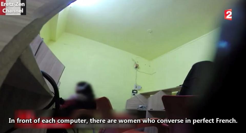 女性たちはそれぞれコンピューターの前に座り、完璧なフランス語で会話をしている。