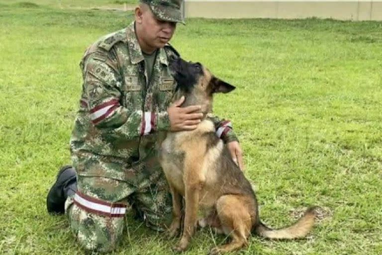 El entrenador de Wilson junto al perro