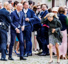 <p>Nina Ruge und weitere Hochzeitsgäste von Bundesfinanzminister Lindner und seiner Frau stehen nach der kirchlichen Trauung des Paares vor der Kirche St. Severin. (Foto: Axel Heimken/dpa)</p> 