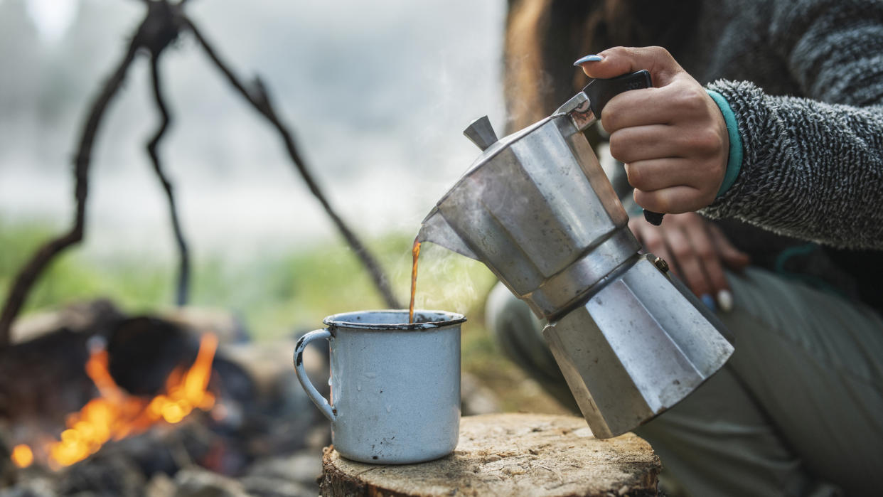  How to make coffee while camping: pouring coffee. 