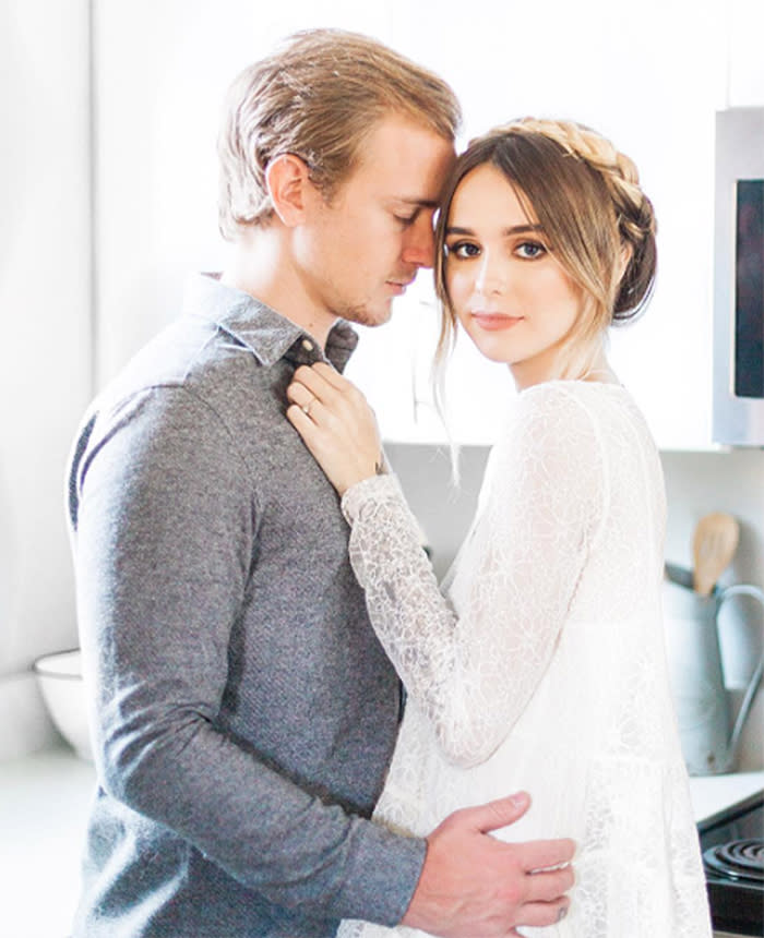 Acacia Brinley and her boyfriend, Jairus Kersey, are expecting a baby any day now. (Photo: Ava Maria Photography)