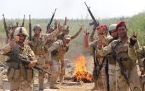 <p>Iraqi army members carry out an operation against Daesh terrorists at Al Tarmia district in Baghdad, Iraq on August 22, 2016. (Ali Mohammed/Anadolu Agency/Getty Images) </p>