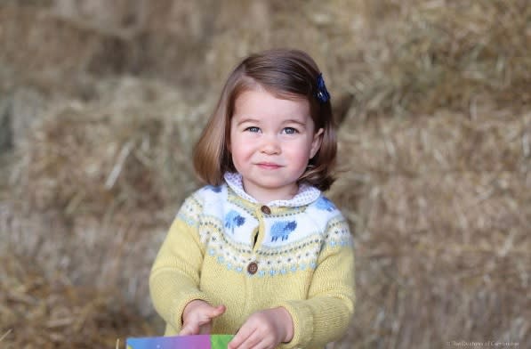 <p>Zum zweiten Geburtstag von Prinzessin Charlotte gab es wieder ein neues Foto. Das Bild wurde auf dem Anwesen der Familie im englischen Norfolk aufgenommen – Heuballen im Hintergrund inklusive. (Foto: Instagram.com/kensingtonroyal) </p>