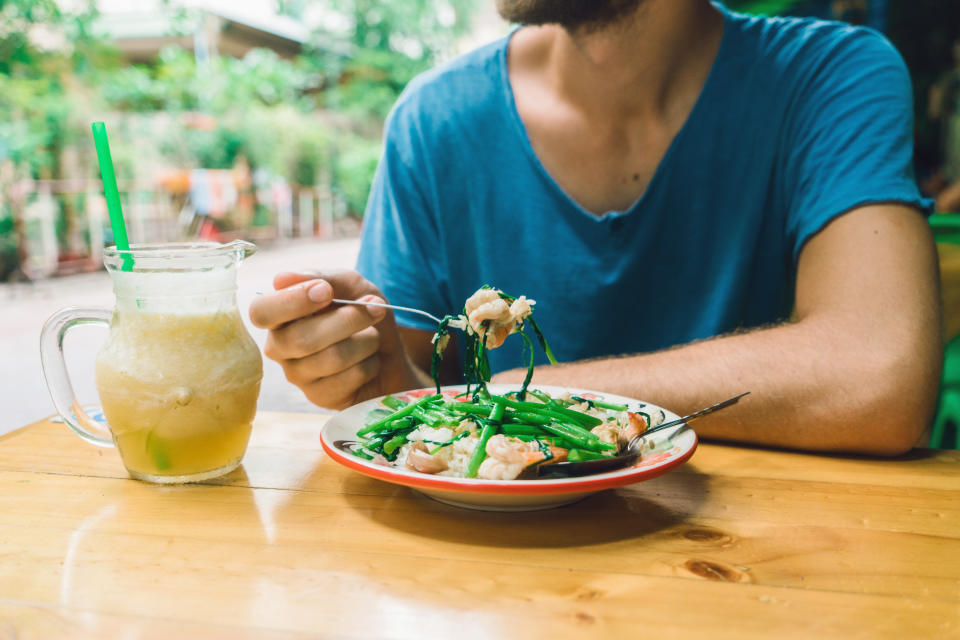 In Thailand wird das Trinkgeld nie direkt auf die Hand gegeben, sondern auf dem Tisch hinterlassen. (Bild: Getty Images)