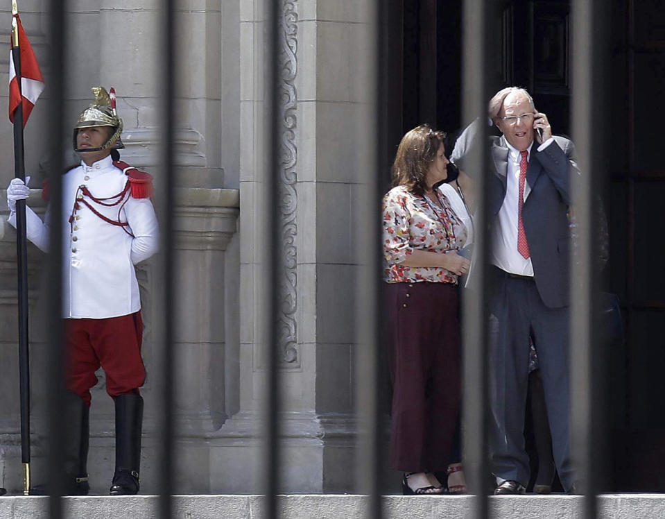 ARCHIVO - El presidente de Perú, Pedro Pablo Kuczynski, habla por teléfono celular al salir del Palacio de Gobierno, también conocido como la Casa de Pizarro, en Lima, Perú, el 21 de marzo de 2018. (AP Foto/Martín Mejía, archivo)