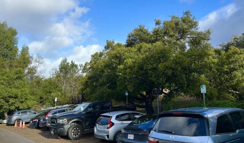 The parking lot in front of the Hot Springs Trail in Montecito is packed with cars at 9 a.m. on Saturday. Joshua Molina/Noozhawk photo