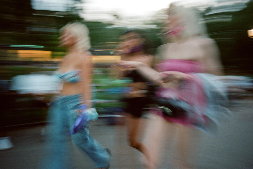 Una fotografía de larga exposición muestra a peatones en el Washington Square Park de Nueva York, el 24 de mayo de 2021. (Daniel Arnold/The New York Times)