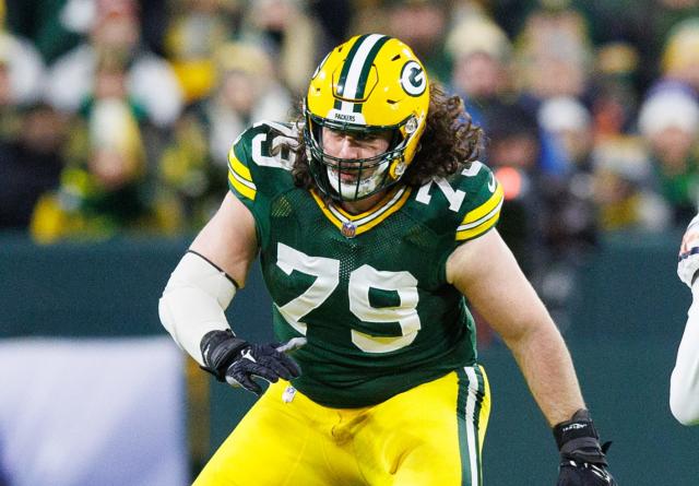 Packers lose free agent OT Dennis Kelly to Colts