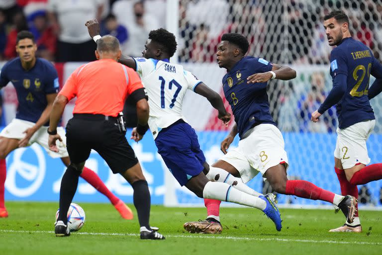 La infracción de Aurelien Tchouameni ante Bukayo Saka; el francés no fue amonestado, por lo que jugará la semifinal