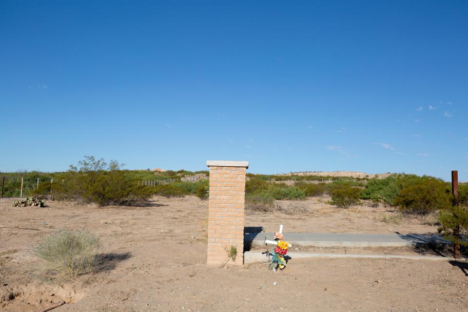 Un memorial descansa en el sitio donde Randy Eiland y su esposa Carol encontraron a un migrante muerto, a tan solo unos cientos de pies de su casa rural en Nuevo México.