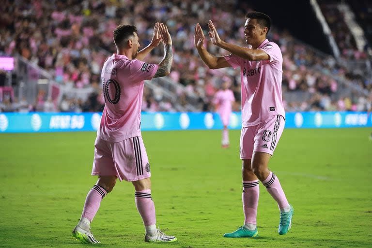 Diego Gómez, figura de la selección juvenil de Paraguay, junto a Lionel Messi en Inter Miami