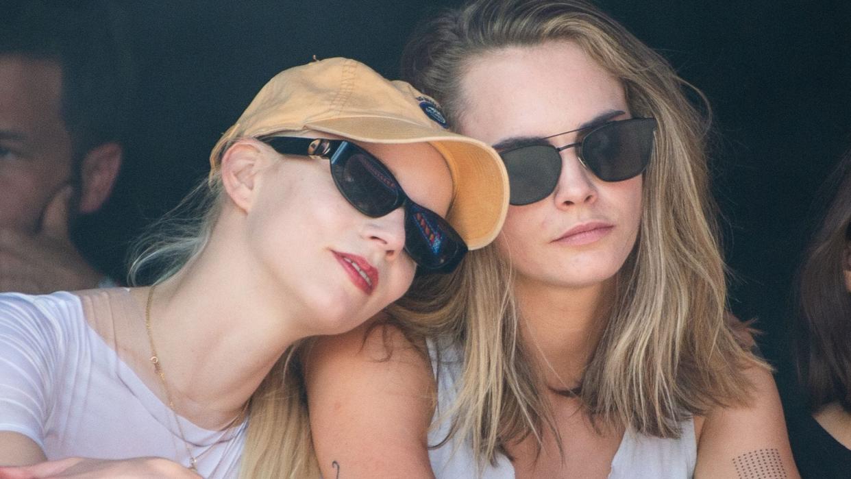 Anya Taylor-Joy y Cara Delevingne, en el festival de Glastonbury 2024