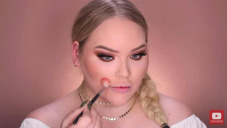 Nikkie of NikkieTutorials is getting real about Kim Kardashian’s KKW Beauty Powder Contour & Highlight Kit. (Photo: Youtube/NikkieTutorials)