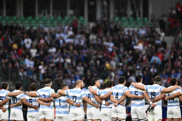 Los Pumas, formados durante el himno; el estadio Geoffroy-Guichard no estuvo lleno durante el partido ante Samoa, pero hubo algo menos de 19 mil argentinos