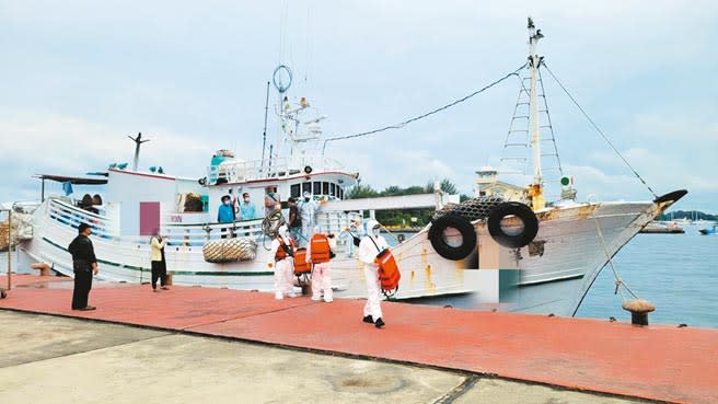 屏東籍「祥安號」漁船涉嫌偷渡8名非法移工來台，船上11人已有7人PCR採檢陽性。（本報資料照片）