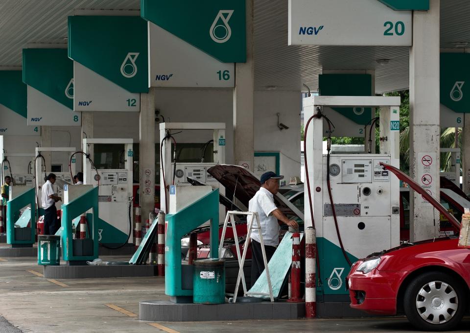 <p>511.104 barriles diarios de petróleo produjo en 2021 Malasia, donde el litro de gasolina tiene un precio de 0,443 euros. (Foto: Manan Vatsyayana / AFP / Getty Images).</p> 