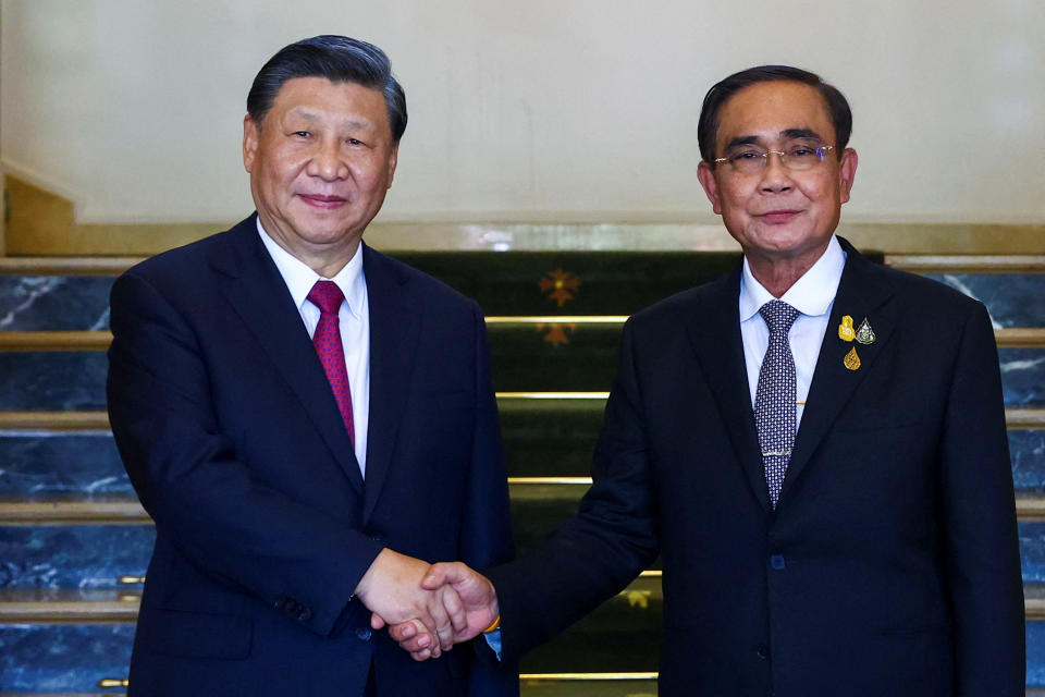 Kiinan presidentti Xi Jinping tapaa Thaimaan pääministerin Prayuth Chan-ochan Aasian ja Tyynenmeren talousyhteistyön (APEC) huippukokouksen sivussa Bangkokissa, Thaimaassa 19. marraskuuta 2022. REUTERS/Athit Perawongmetha/Pool