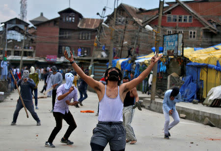 Stone pelters clash with police during disturbances in Srinagar, Kashmir, India May 19, 2017. REUTERS/Cathal McNaughton