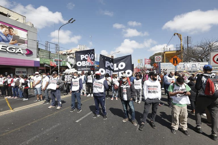 Corte total de Rivadavia a la altura de Gral Paz en Liniers; manifestación; marcha; polo Obrero