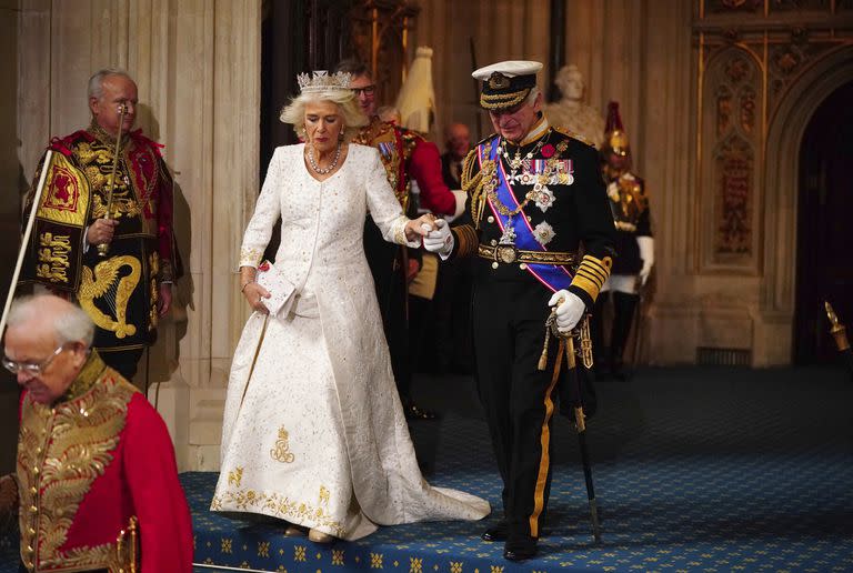 El rey Carlos III de Gran Bretaña y la reina Camilla llegan a la entrada soberana del Palacio de Westminster antes de la apertura estatal del Parlamento en la Cámara de los Lores, Londres, el martes 7 de noviembre de 2023.
