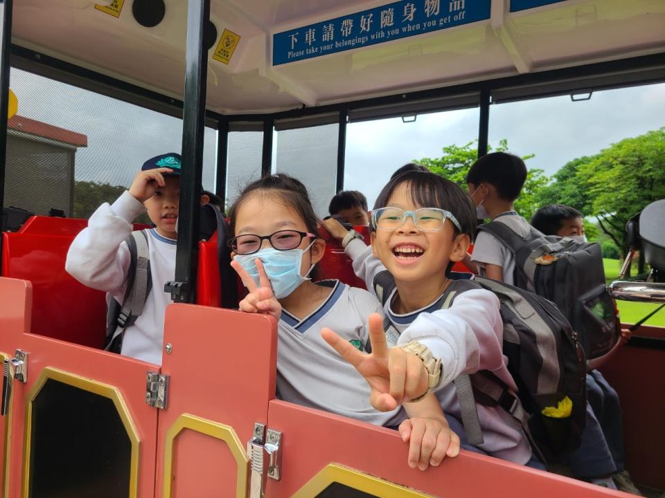 孩子和同學搭乘遊園車一起觀察動物，真是太棒了！