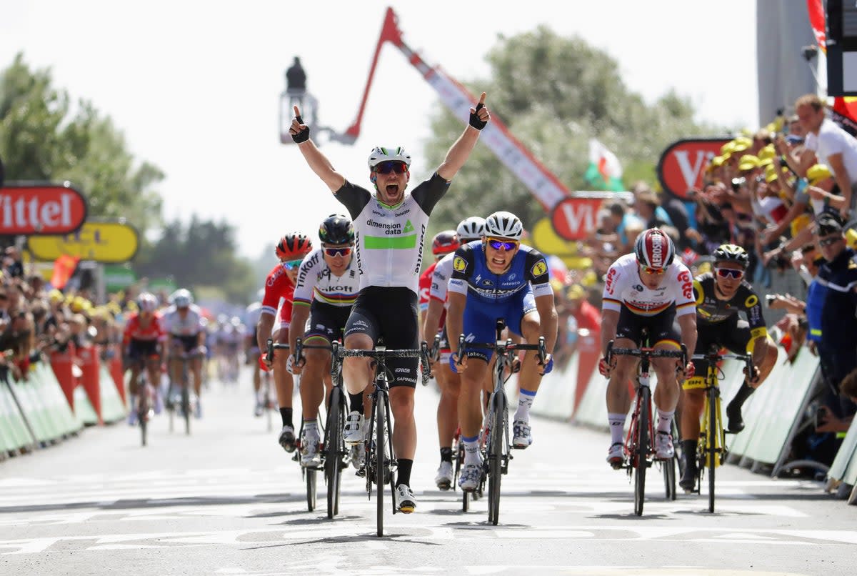 Cavendish celebrates beating Kittel, in blue, on stage on in 2016 (Getty Images)