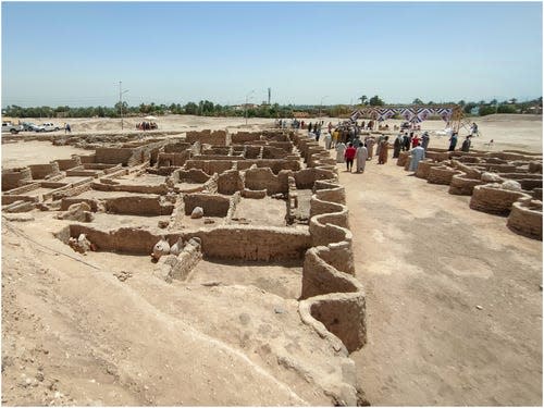 Die Stadt geht auf die Regierungszeit von Amenhotep III. zurück.