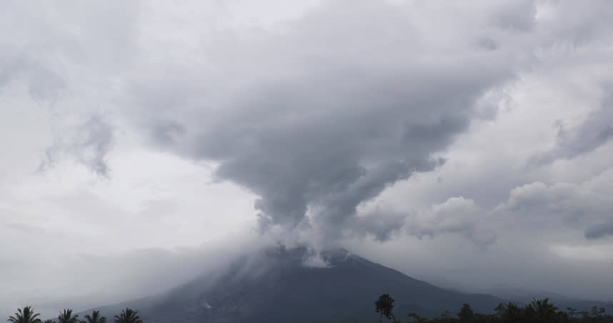 印尼東爪哇省塞梅魯火山4日發生噴發，造成嚴重死傷。（圖／達志／美聯社，下同）