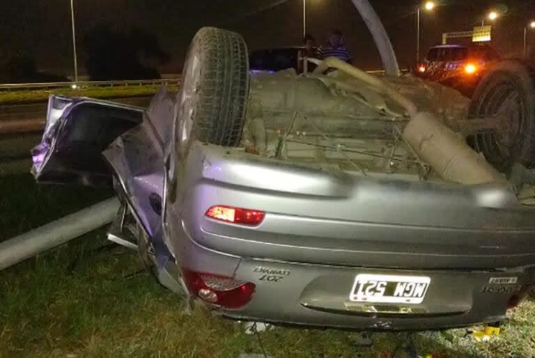 Córdoba: perdió el control del auto, chocó, volcó y murió El hecho sucedió en avenida Circunvalación, a la altura de barrio Las Lilas