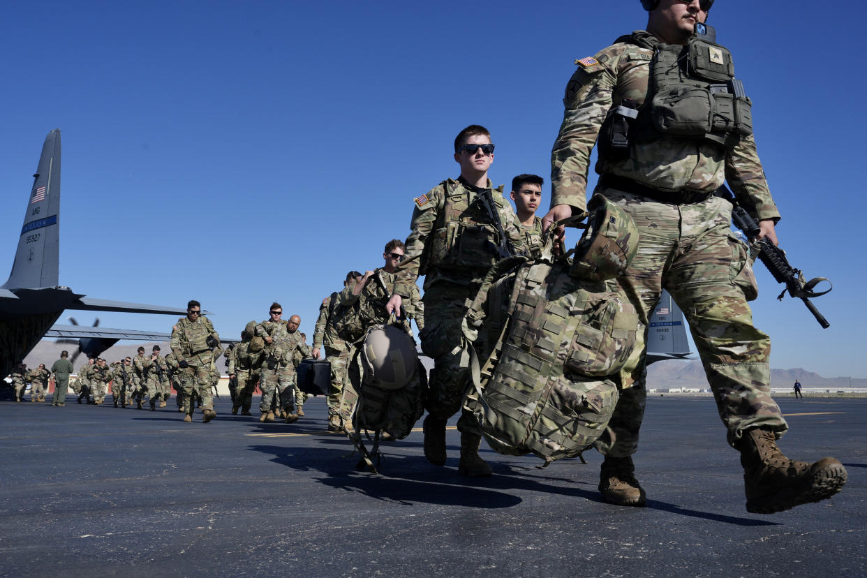 Miembros de la Guardia Nacional del Ejército de Texas llegan a El Paso, Texas, el 8 de mayo de 2023. (Todd Heisler/The New York Times)