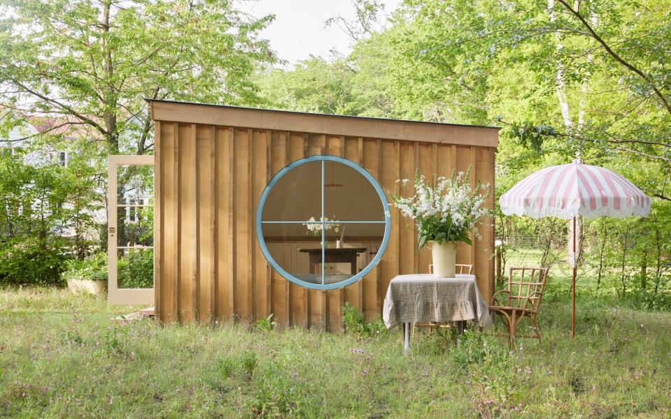 Garden rooms by Bonni Outbuildings have distinctive circular windows