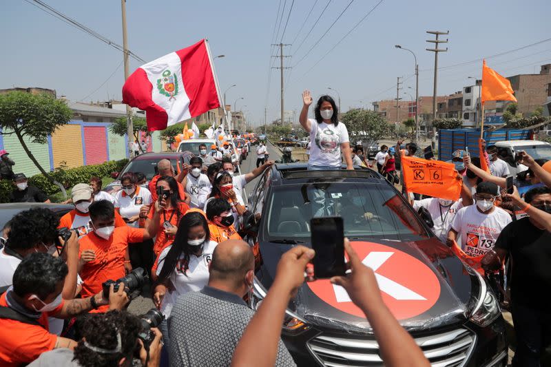 La candidata presidencial Keiko Fujimori saluda a partidarios duante el cierre de su campaña, en Lima, Perú