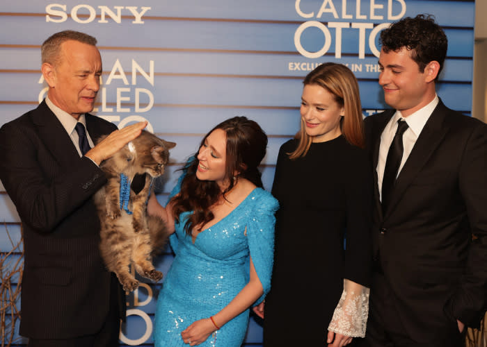 Tom Hanks, Mariana Treviño, Rachel Keller y Truman Hanks y el gato en el estreno de El peor vecino del mundo