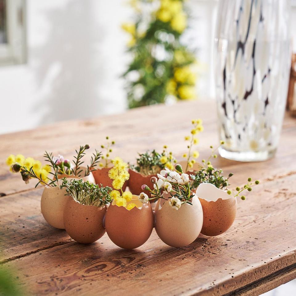 Couronne de Pâques en coquilles d'oeufs et fleurs fraîches