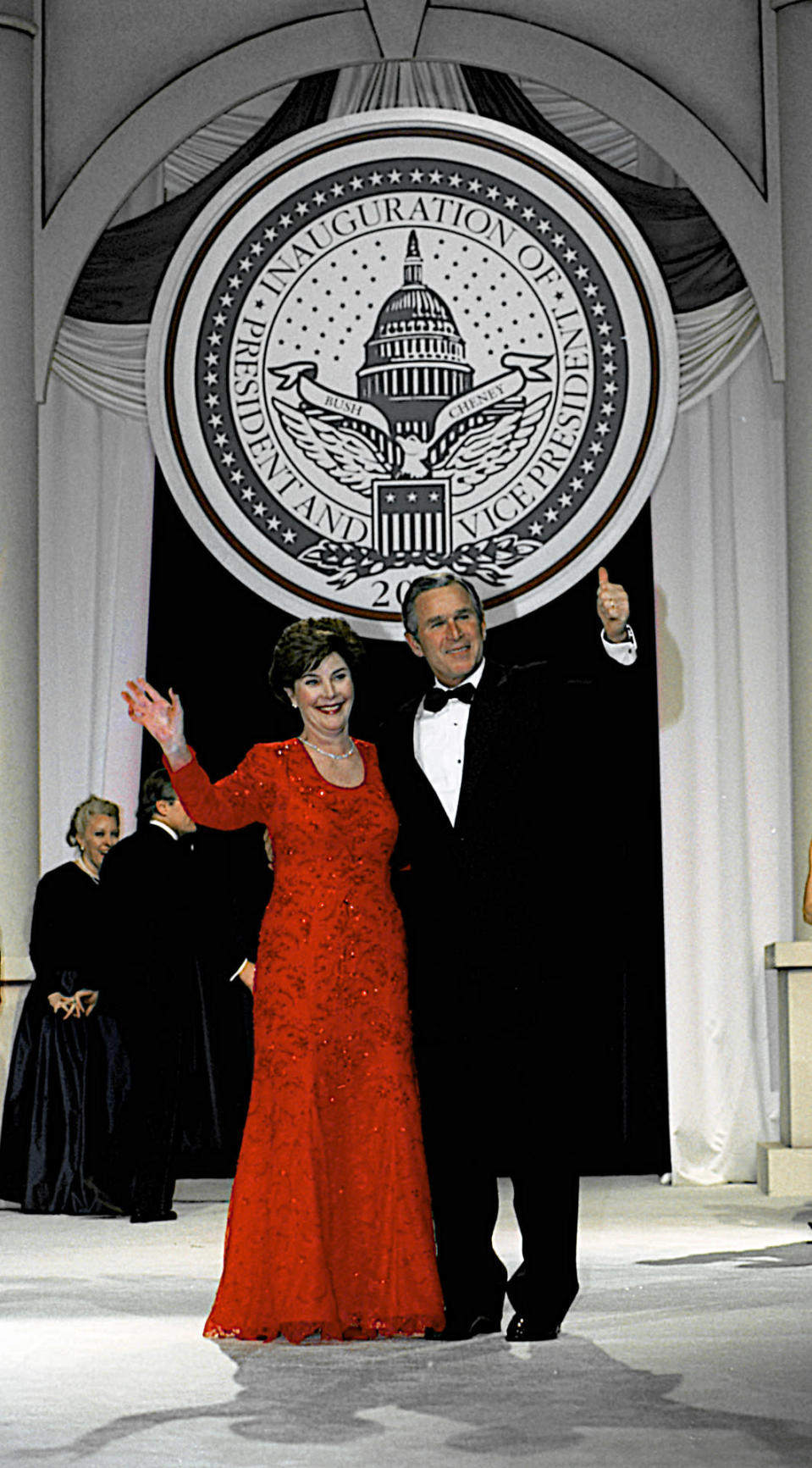 Laura Bush, Michael Faircloth, 2001 Para la primera toma de posesión de su marido George W. Bush, Laura llevaba un vestido rojo bordado de encaje Chantilly y cristales, diseñado por un texano. Michael Faircloth fue su diseñador de confianza durante seis años. (Foto: Getty)