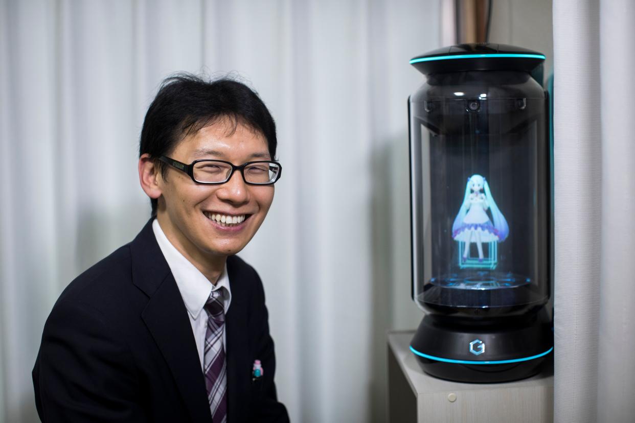 Frisch Verheiratet: Akihiko Kondo und seine Braut, das Hologramm der japanischen Virtual-Reality-Sängerin Hatsune Miku. (Bild: BEHROUZ MEHRI/AFP/Getty Images)