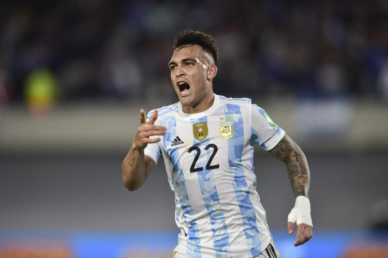 ARCHIVO - El delantero argentino Lautaro Martínez celebra tras anotar un gol contra Uruguay en un partido de las eliminatorias del Mundial en Buenos Aires, el 10 de octubre de 2021. (AP Foto/Gustavo Garello)