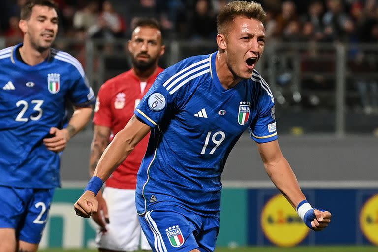 Retegui celebra un gol suyo para el seleccionado de Italia, en un partido ante Malta