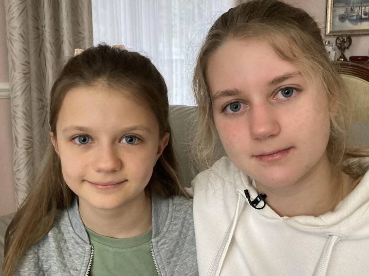 Katerina Galamay, 11, left, and her sister Darina, 13, fled Ukraine in March to stay with their aunt in Montreal. Their mother had to stay behind because she is a doctor in Kyiv, while their father was conscripted. (Radio-Canada - image credit)