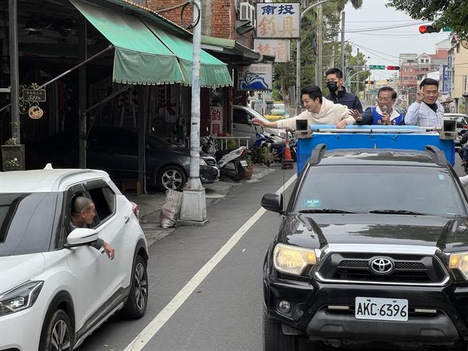 林明溱在蔣萬安、顏寬恒等人陪同下車掃，鄉親比2號表態支持。（楊靜茹攝）