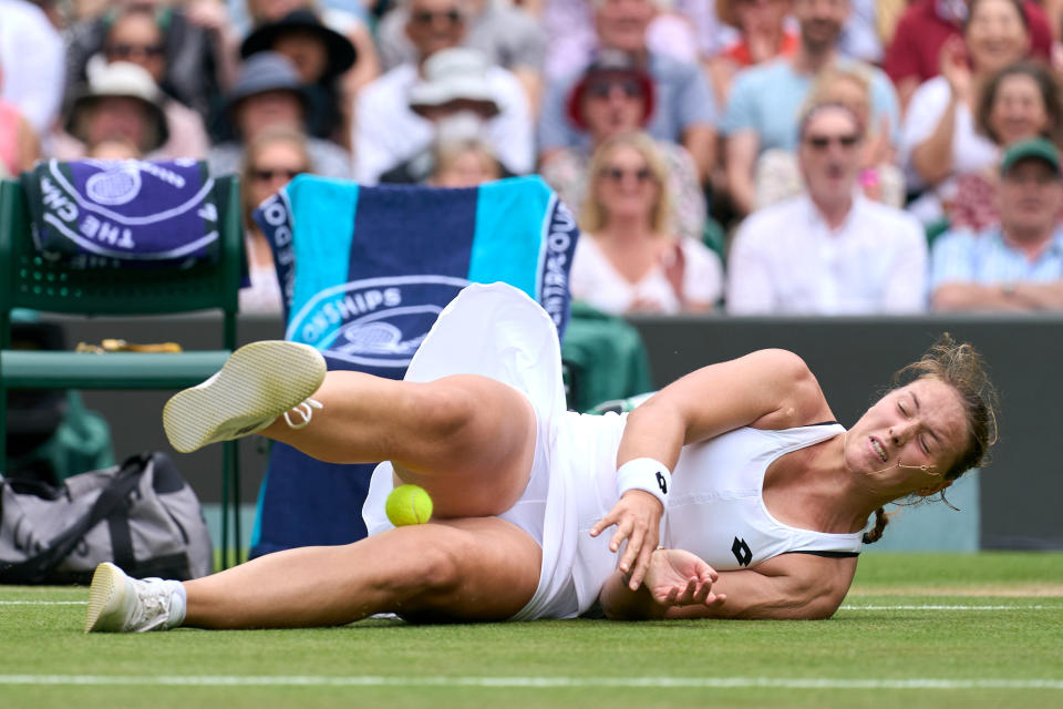 La tenista alemana Jule Niemeier cae al suelo durante su partido en Wimbledon de cuartos de final contra Tatiana Maria. (Peter van den Berg-USA TODAY Sports)