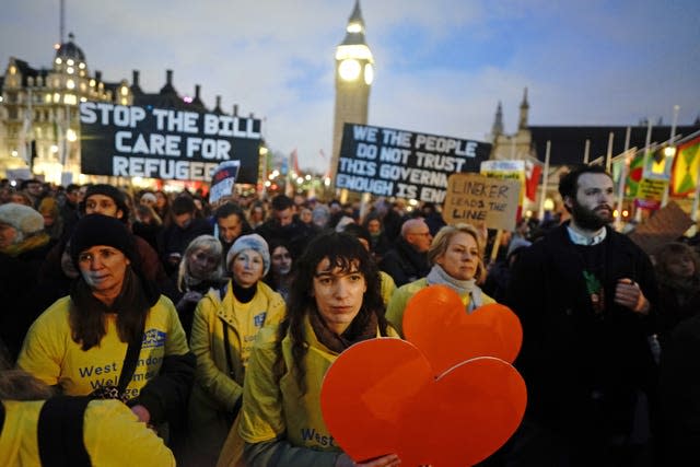 Manifestantes que protestan contra el proyecto de ley de migración ilegal en Parliament Square, Londres, durante la segunda lectura del proyecto de ley en la Cámara de los Comunes el lunes 13 de marzo de 2023